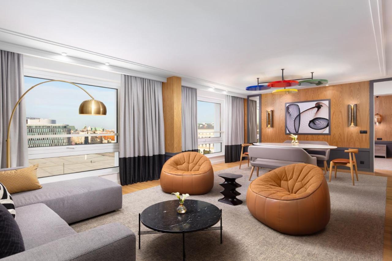 Hotel Sofitel Warsaw Victoria Esterno foto The interior of a suite at the hotel