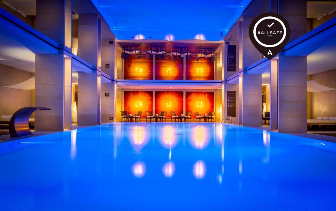 Hotel Sofitel Warsaw Victoria Esterno foto The swimming pool at the hotel