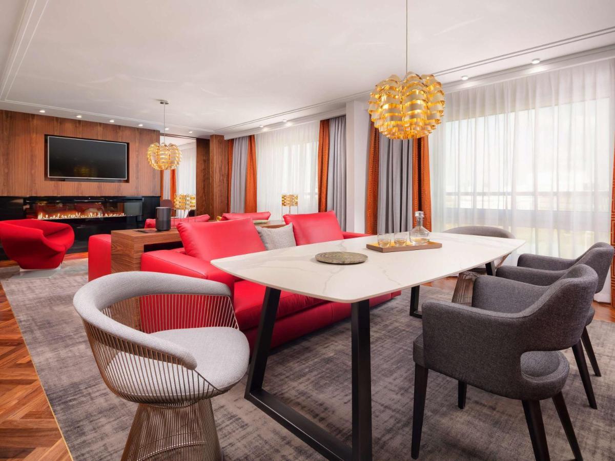 Hotel Sofitel Warsaw Victoria Esterno foto A suite at the hotel