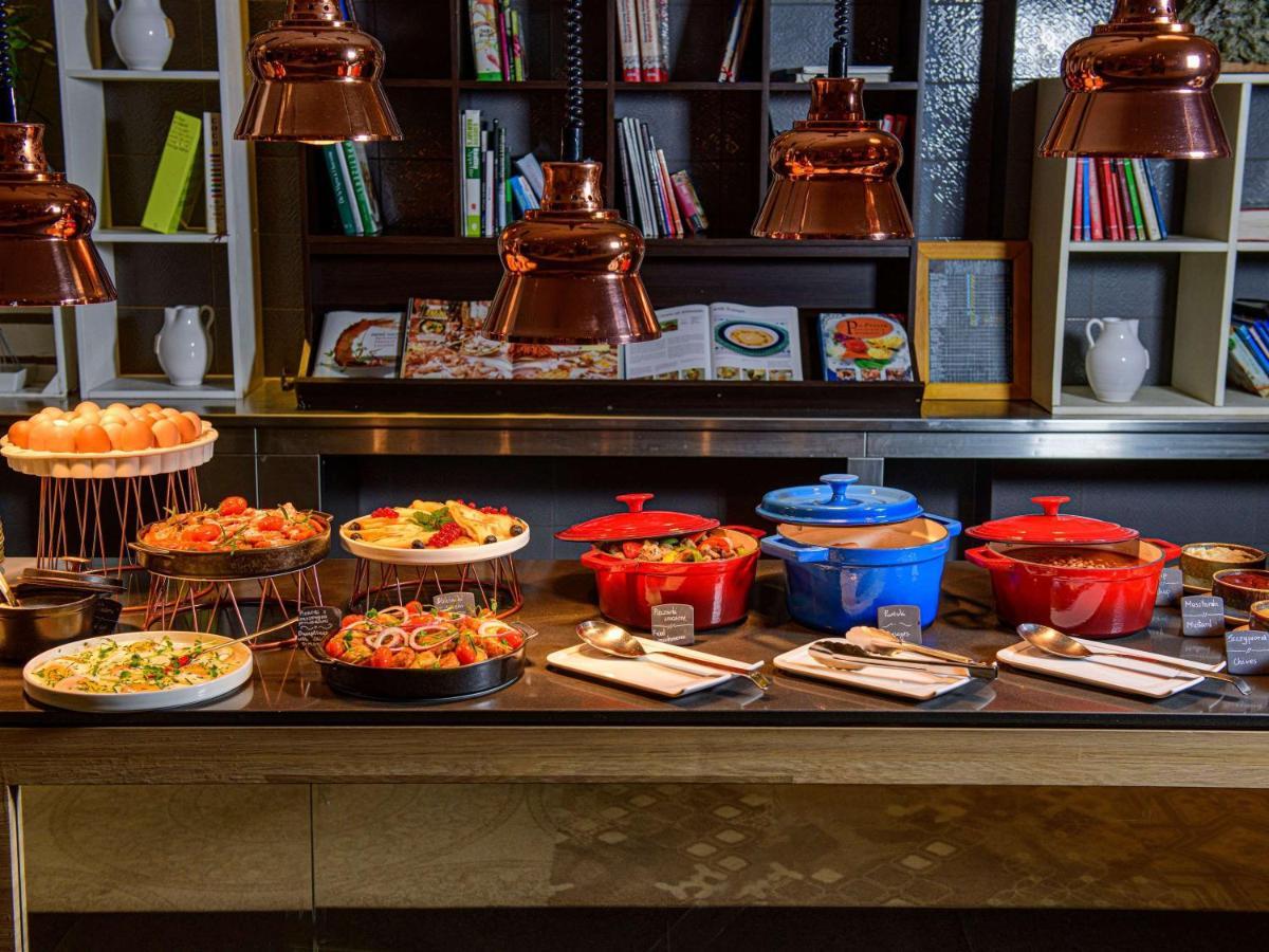 Hotel Sofitel Warsaw Victoria Esterno foto A buffet at a restaurant