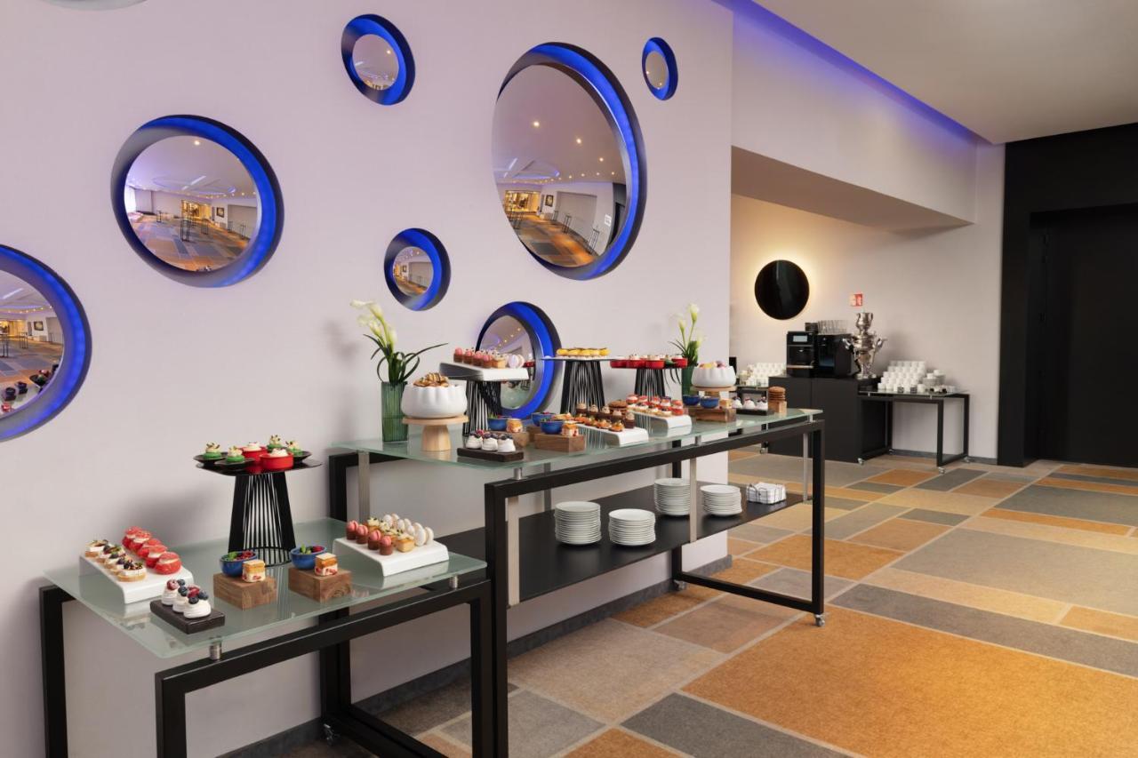 Hotel Sofitel Warsaw Victoria Esterno foto A buffet at a hotel