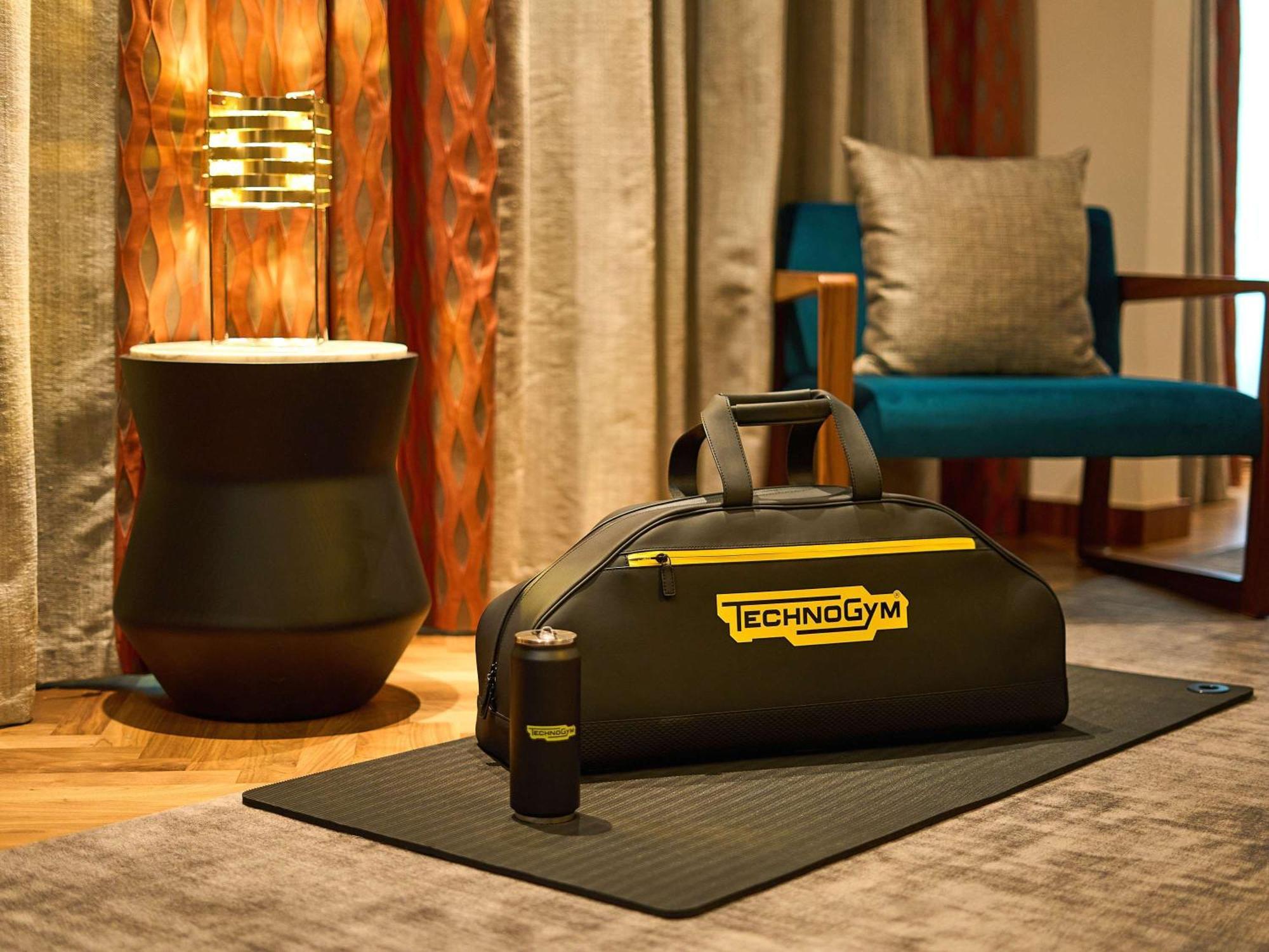 Hotel Sofitel Warsaw Victoria Esterno foto Technogym bag