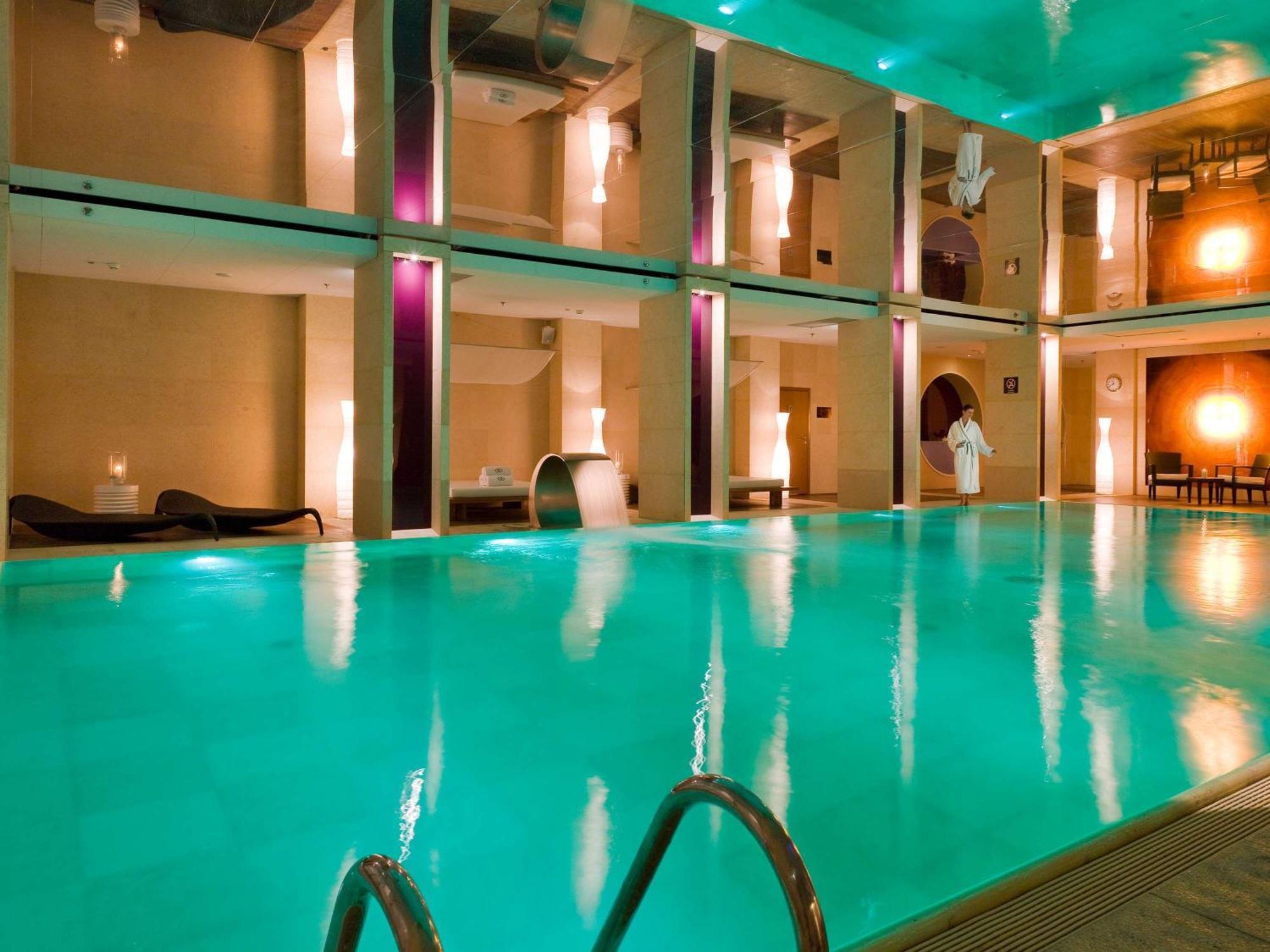 Hotel Sofitel Warsaw Victoria Esterno foto The swimming pool at the hotel