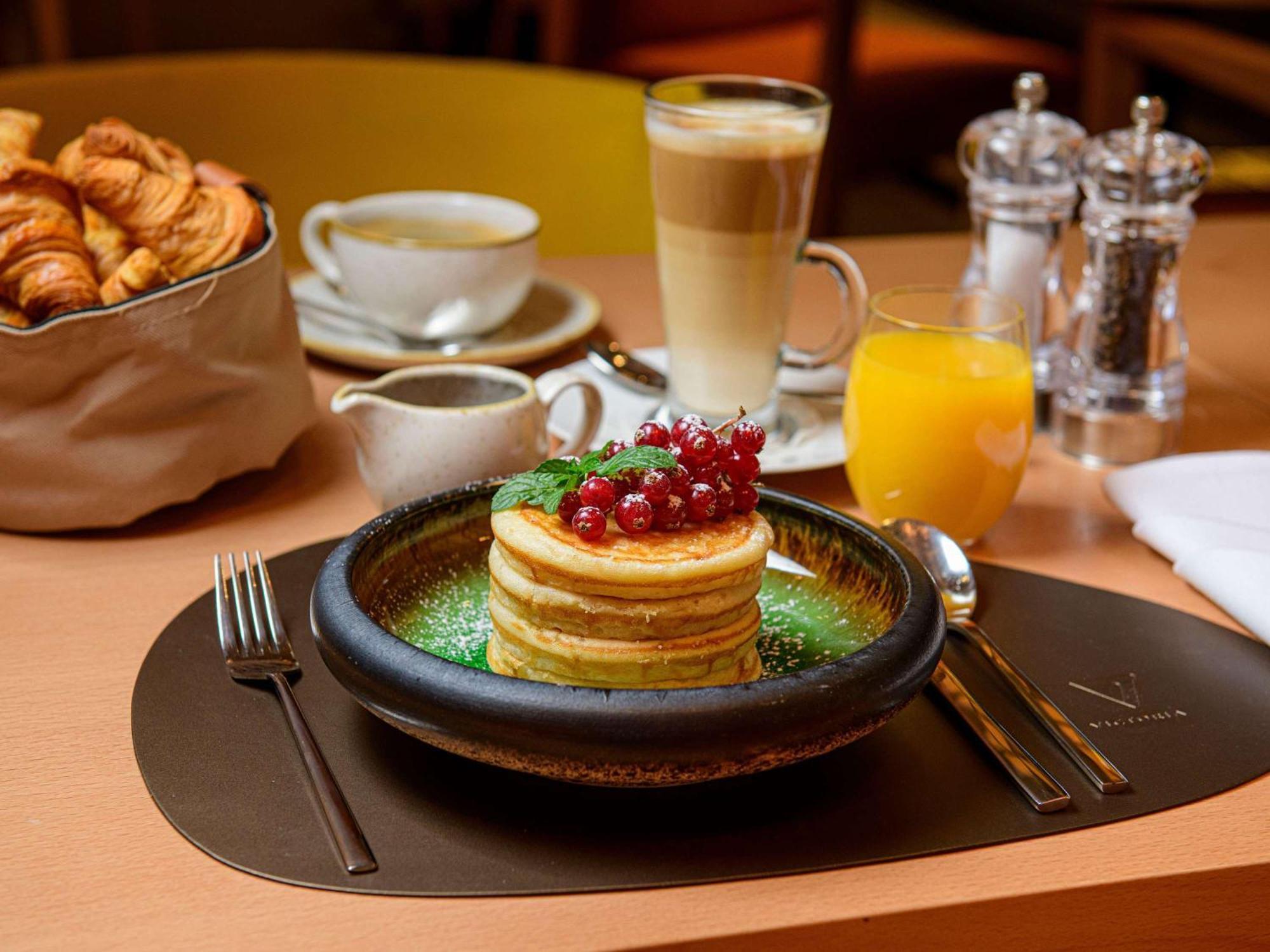 Hotel Sofitel Warsaw Victoria Esterno foto A stack of pancakes with a side of fruit