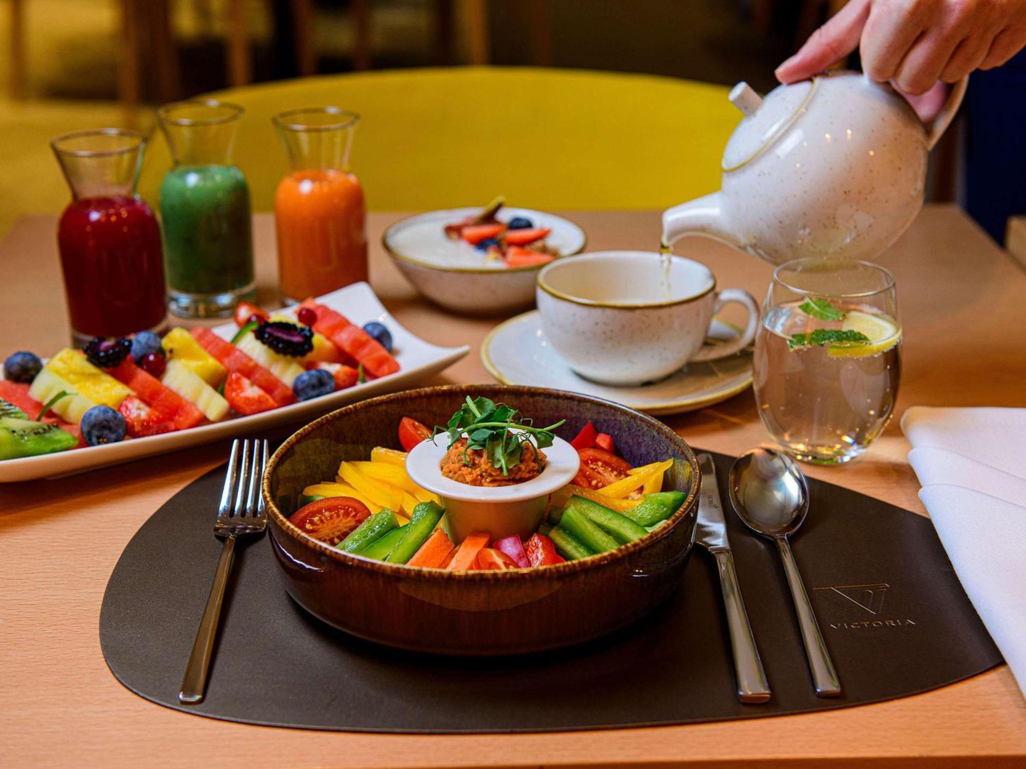 Hotel Sofitel Warsaw Victoria Esterno foto A healthy breakfast