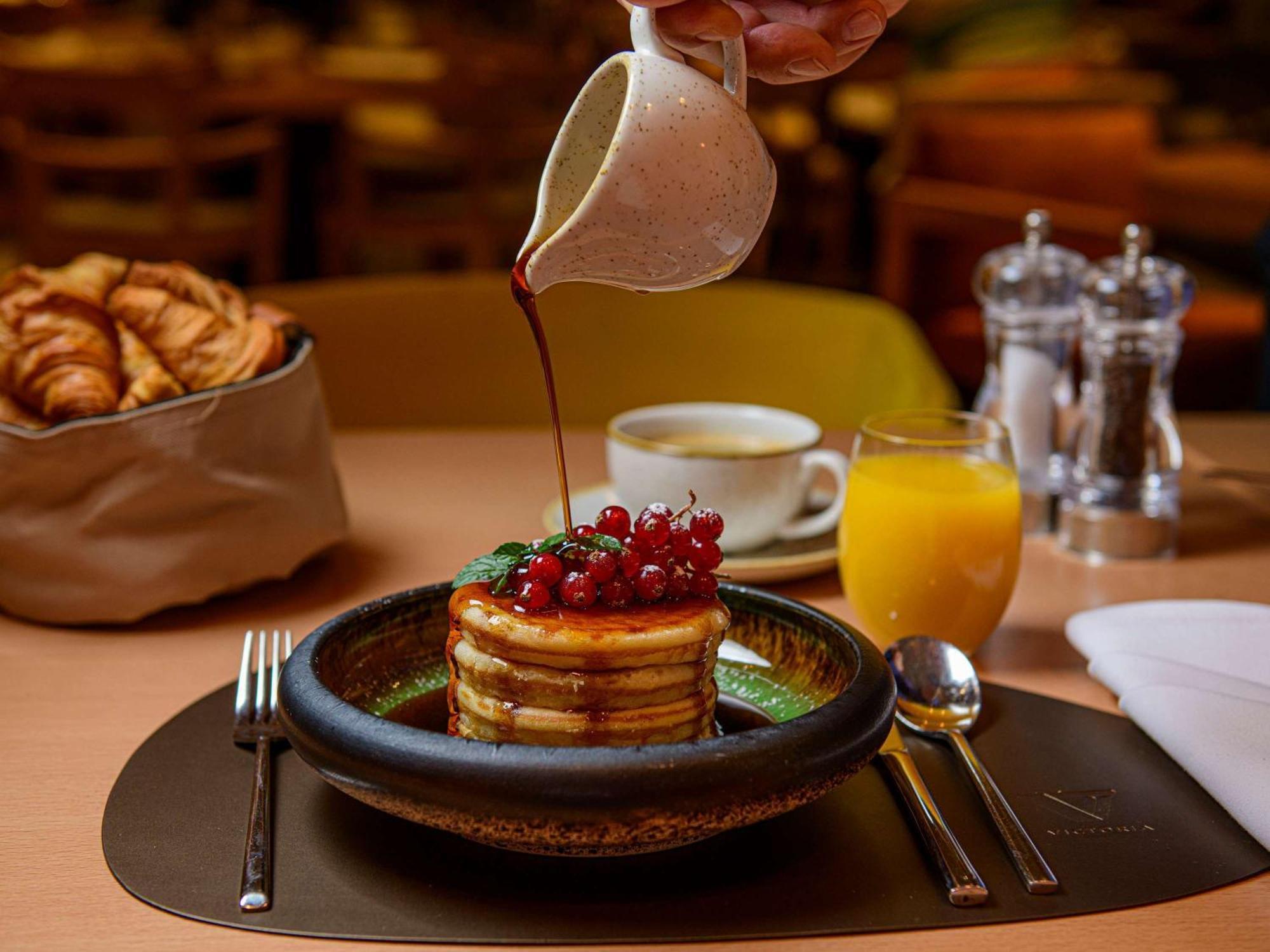 Hotel Sofitel Warsaw Victoria Esterno foto Maple syrup being poured over a stack of pancakes