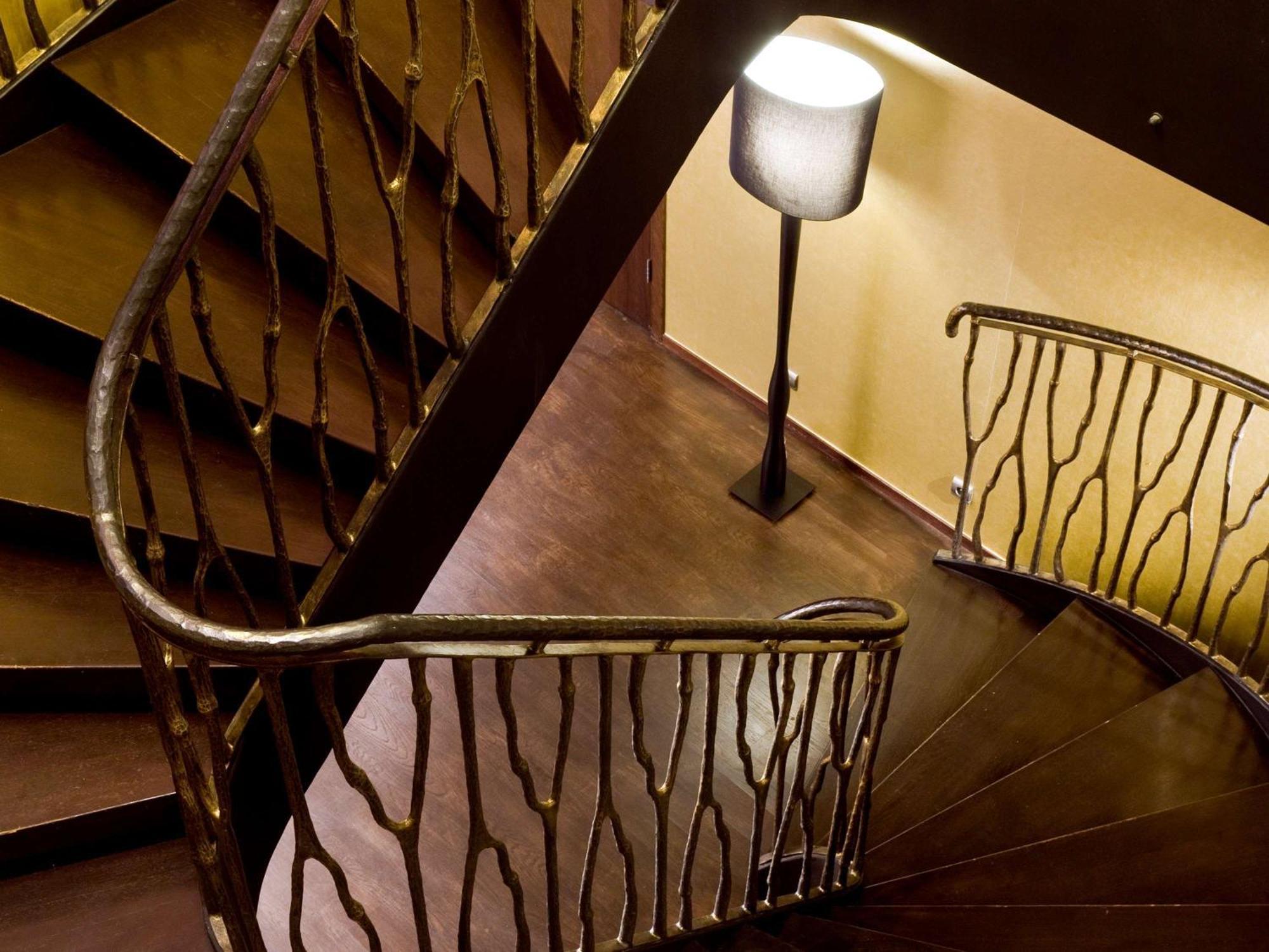 Hotel Sofitel Warsaw Victoria Esterno foto Spiral staircase