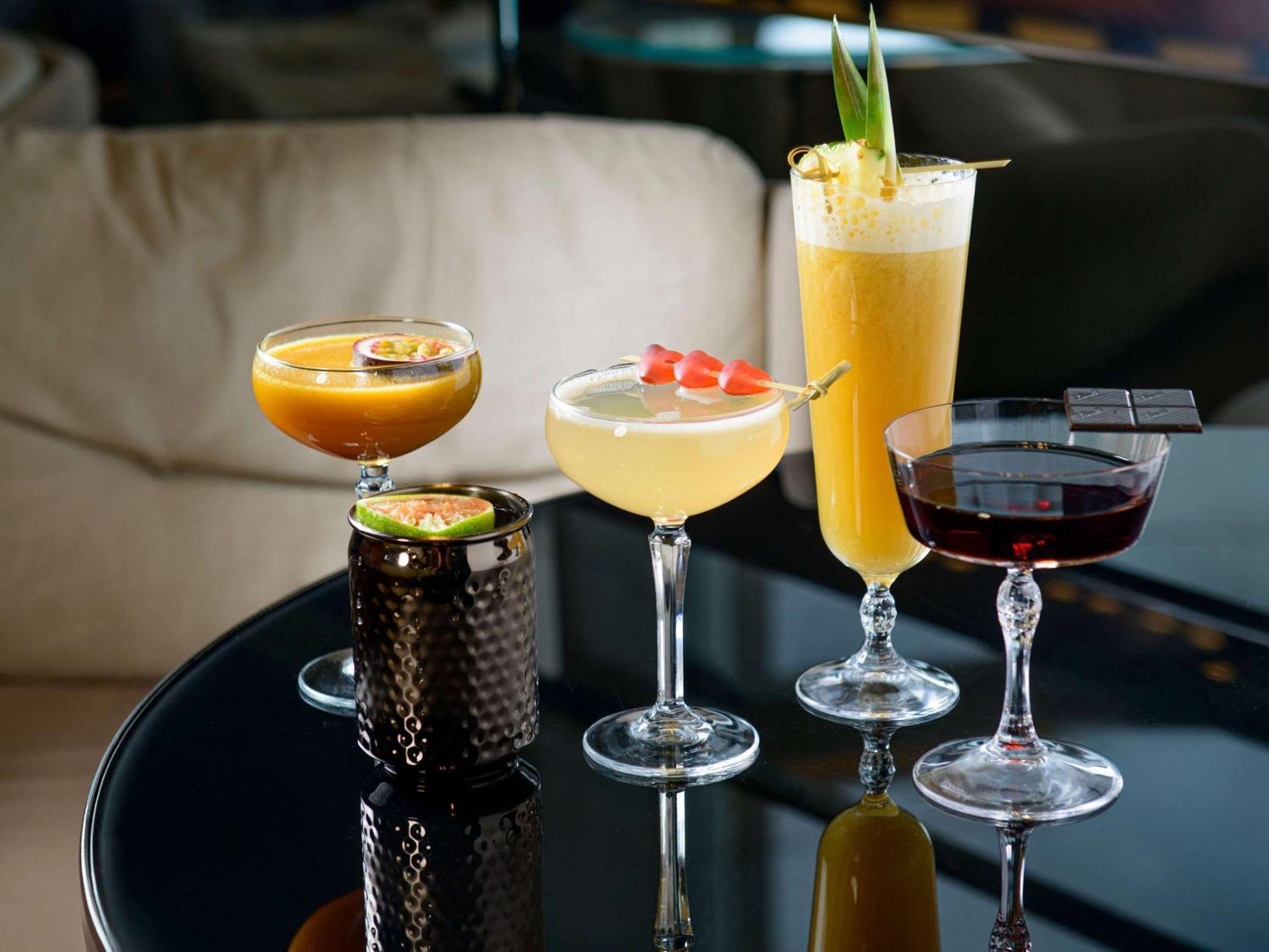 Hotel Sofitel Warsaw Victoria Esterno foto A selection of cocktails